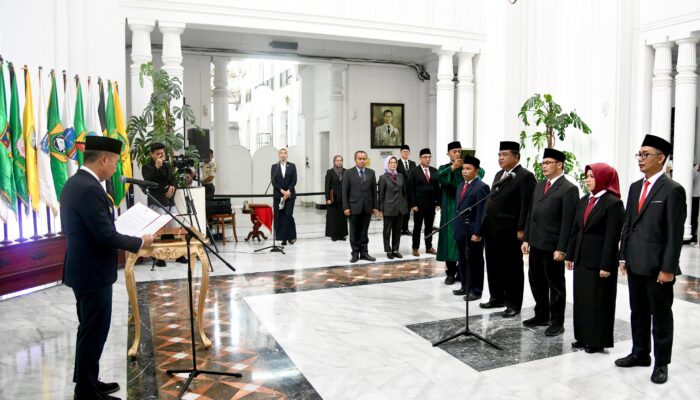 Bey Machmudin Lantik Komisi Informasi Jawa Barat Periode 2024-2028