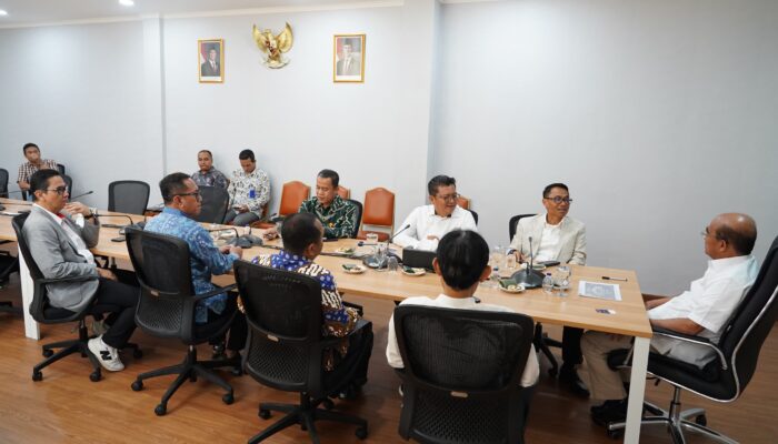 Dewan Komisaris dan Dwan Direksi Pos Indonesia Lepas Tim Kargo Haji 2025 ke Tanah Suci